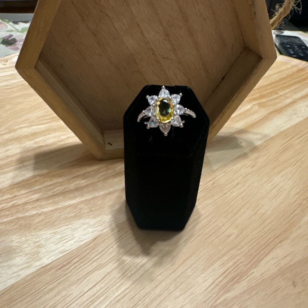 SIZE 10 WEDDING RING - Picture 9 of 13